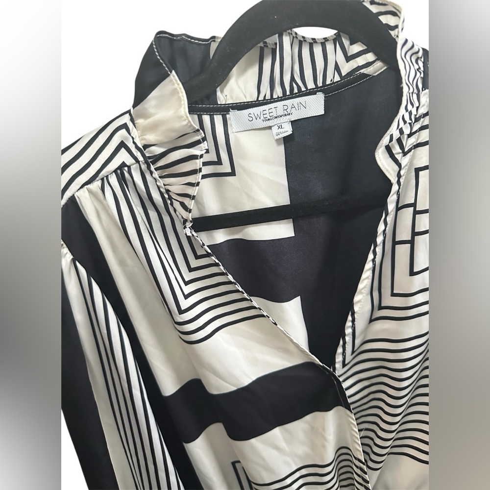 Sweet Rain Black and White Graphic Wrap Blouse - Picture 3 of 4